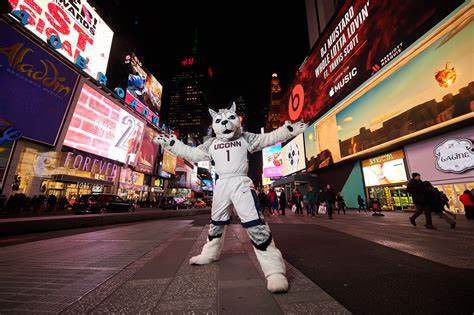 UConn1987's tweet photo. @UConnMHOC Join me!!! Might even be buying drinks beforehand. If you ever went to the world’s most famous arena to see an amazing UConn team, you know why you won’t miss this event! @UConnMHOC @UConnNYCAlumni #UConnNation #6thBorough #Top10Team #Top10Fans https://t.co/beEWJElr9n
