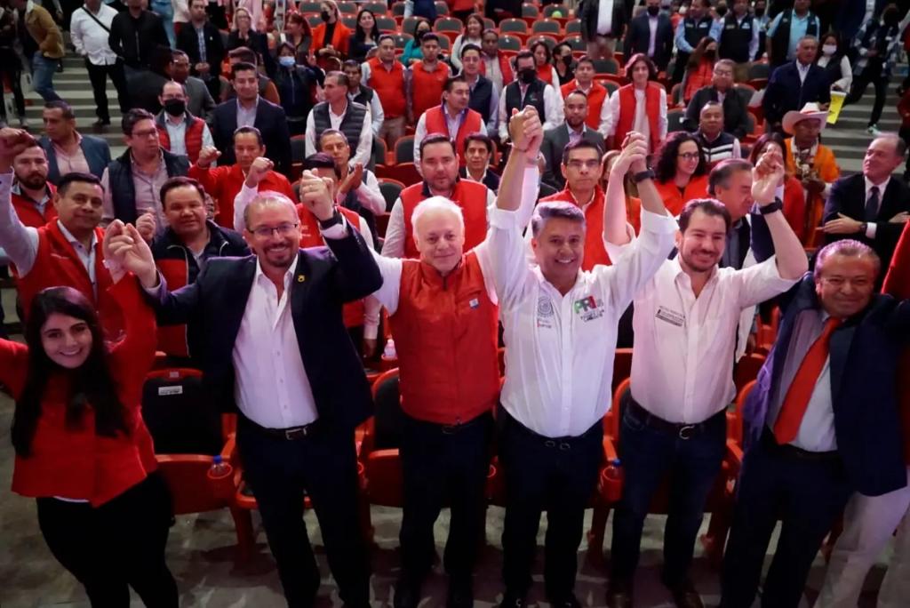 PRI_EDOMEX's tweet photo. Para el @PRI_EDOMEX es de suma importancia seguir trabajando por y para las #FamiliasMexiquenses. Hoy, el Presidente del #PRIEdoméx, @EricSevillamx, reconoció la labor del Diputado @AlfredoQuirozF durante su #PRImerInforme legislativo. 

¡Muchas Felicidades!

#OrgulloPriista https://t.co/1fKFlSRTZm