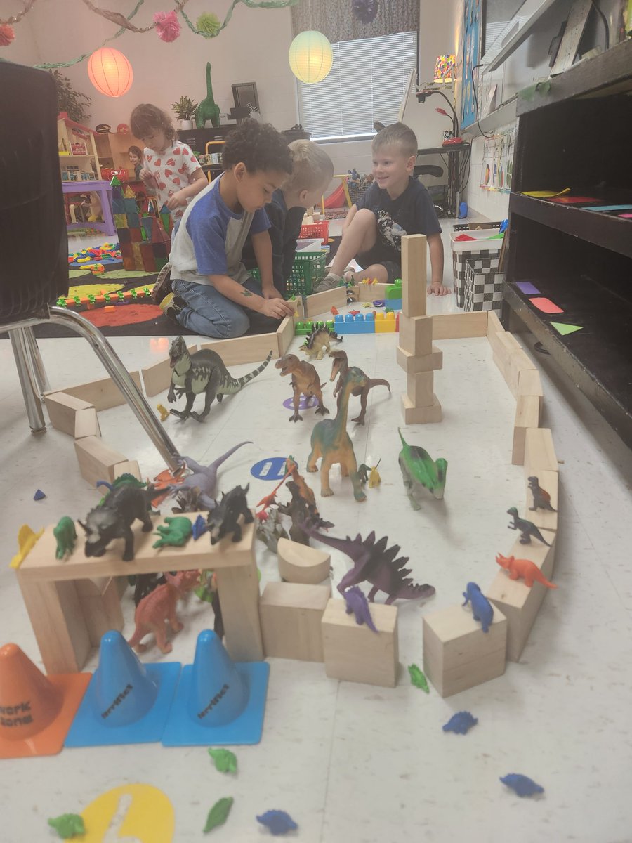 Kindercat: "Wow, it's just like Jurassic World!  That's Impressive." #playisnecessary <a href="/NSDCarver/">Carver Elementary</a> <a href="/NManley82/">Nathan Manley, Ed.D.</a>