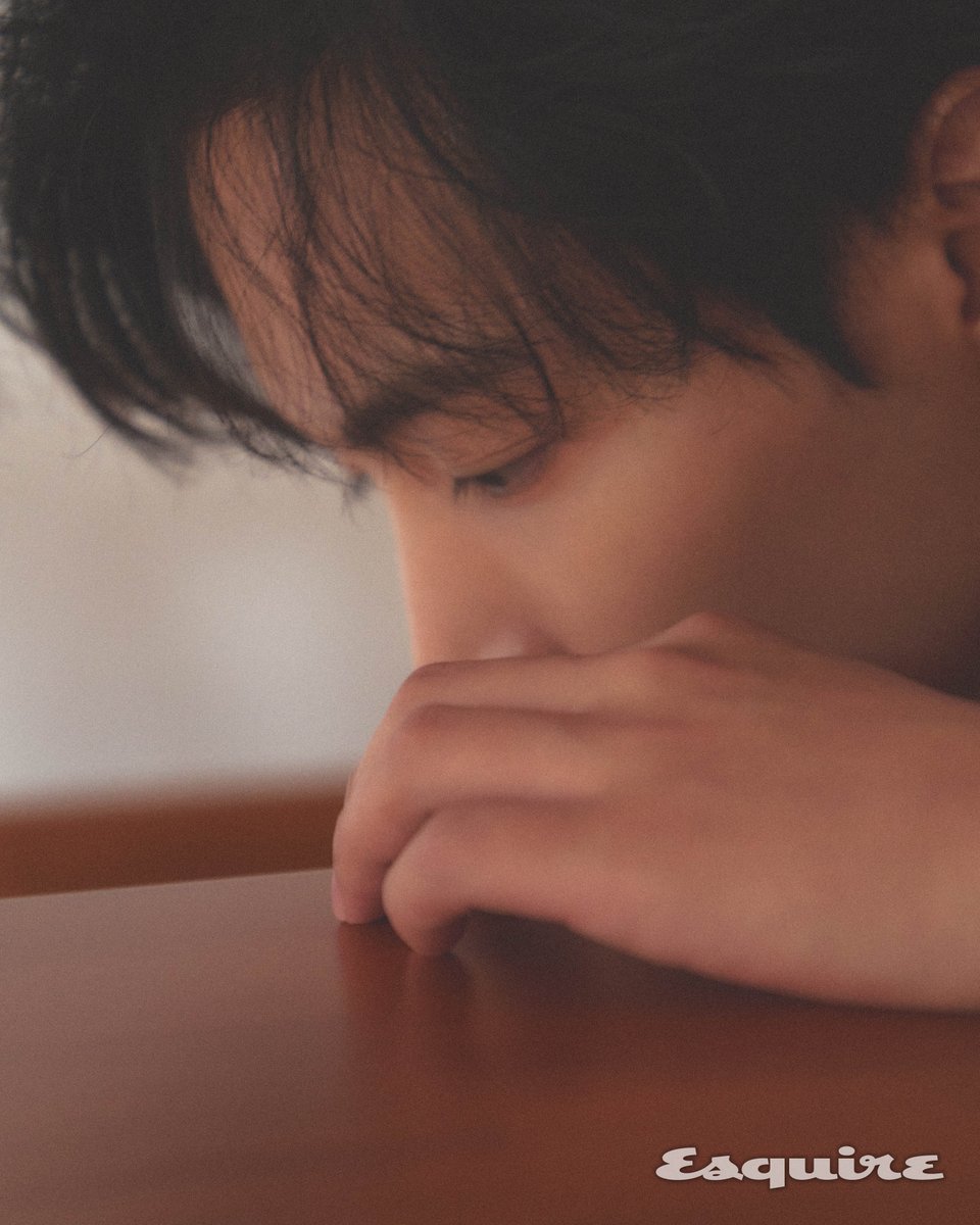 esquirekr's tweet photo. <MERIDIEM>을 발매하며 성공적으로 솔로 데뷔를 마친 김종현을 아름다운 한옥에서 만났습니다. 반짝이는 햇살을 걸친 김종현의 하루. 영화같은 장면들이 앤유분들께 선물이 될 겁니다. 더 많은 사진은 에스콰이어 홈페이지에서 만나보세요.

#김종현 #KIMJONGHYUN #MERIDIEM #에스콰이어 #ESQUIREKOREA https://t.co/bePsB2NUv7