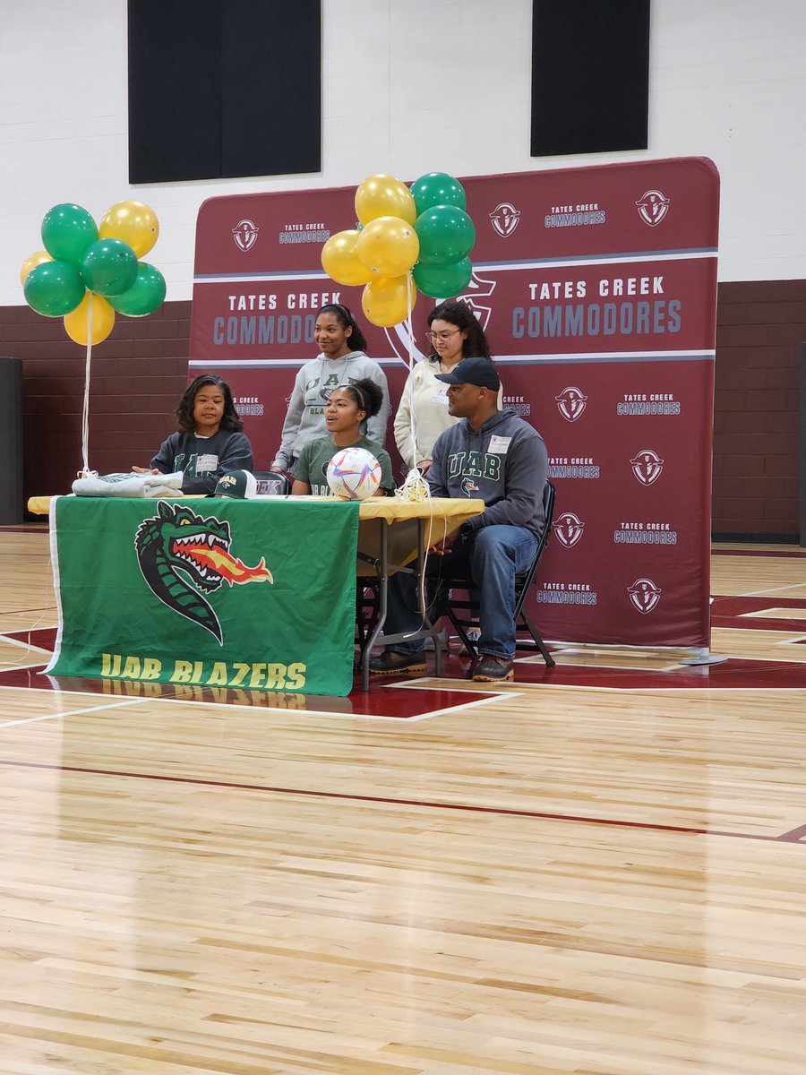 MsTrainerLady's tweet image. So proud of these three right here!! Its been an honor to know you and watch you grow in your athletic careers. I know each of you will go on to do BIG things! Congratulations!!