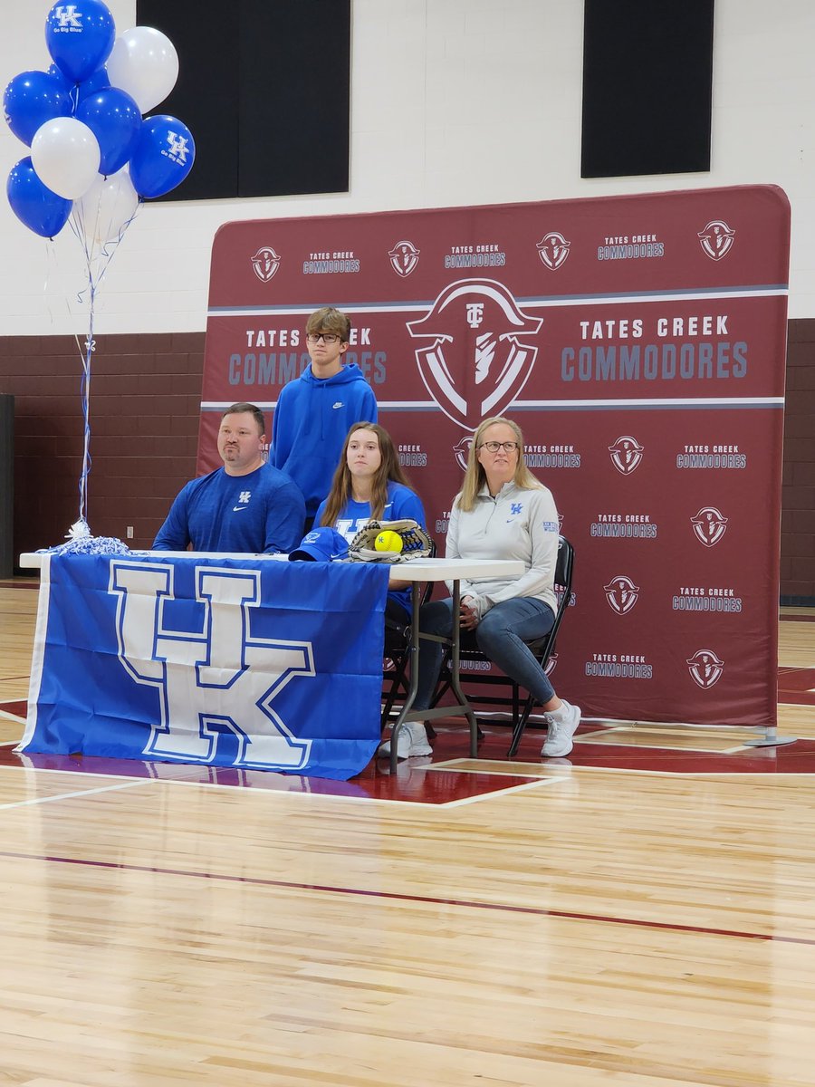 MsTrainerLady's tweet image. So proud of these three right here!! Its been an honor to know you and watch you grow in your athletic careers. I know each of you will go on to do BIG things! Congratulations!!