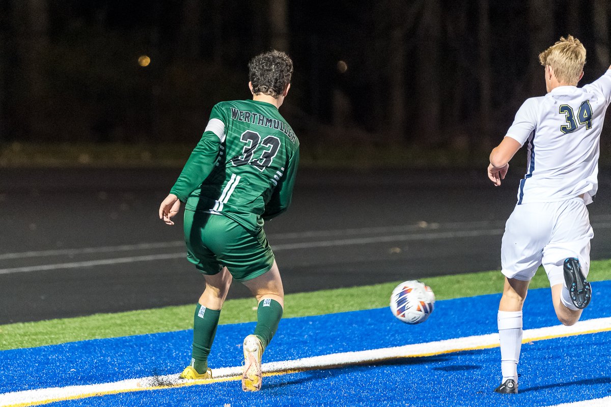 russellgifford's tweet photo. Full Disclosure: I'm a Medina grad. The cross by @natewerth33 that Medina's Owen Alber put into the net that was disallowed and the ball called out. Ball still on yellow, St. Ignatius player raising his hand and ref from other sideline makes the call. @BeesBoysSoccer https://t.co/ru5gZguyjF