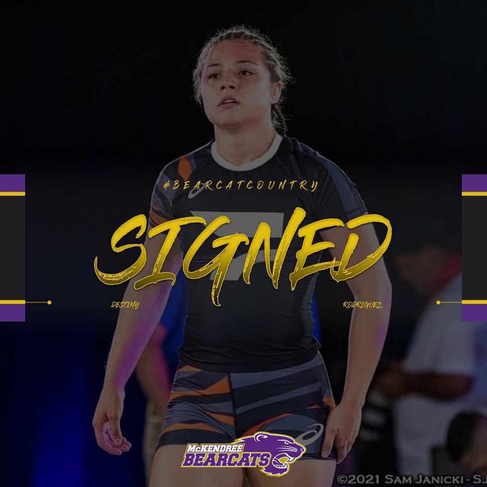 DestinyRod04's tweet photo. Officially official #SigningDay https://t.co/3ea2hETbJg