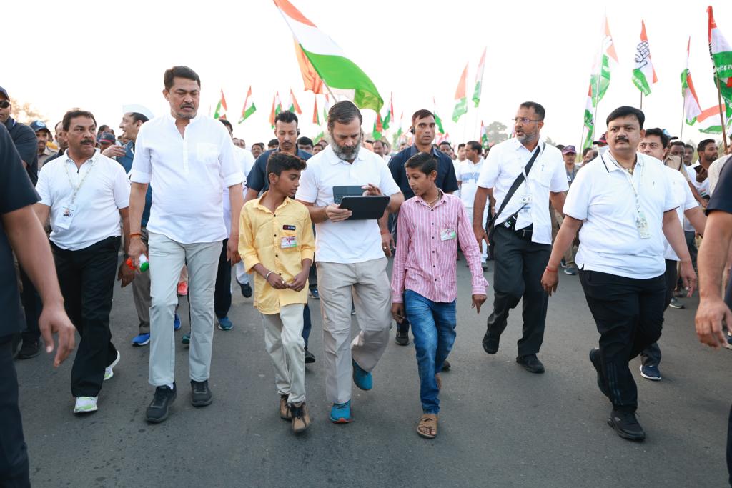 ShahrukhTak5's tweet photo. हर गुजरते दिन के साथ #BharatJodoYatra के प्रति लोगों का प्यार बढ़ता जा रहा है।

ये प्यार इसलिए है, क्योंकि उन्हें उम्मीद है कि ये यात्रा देश से नफ़रत को खत्म करेगी, जनता के मुद्दों को मुख्यधारा में लाएगी और हम भी लगे हुए हैं- लोगों की उम्मीदें पूरी करने के लिए। https://t.co/Vw5oUDk2d3