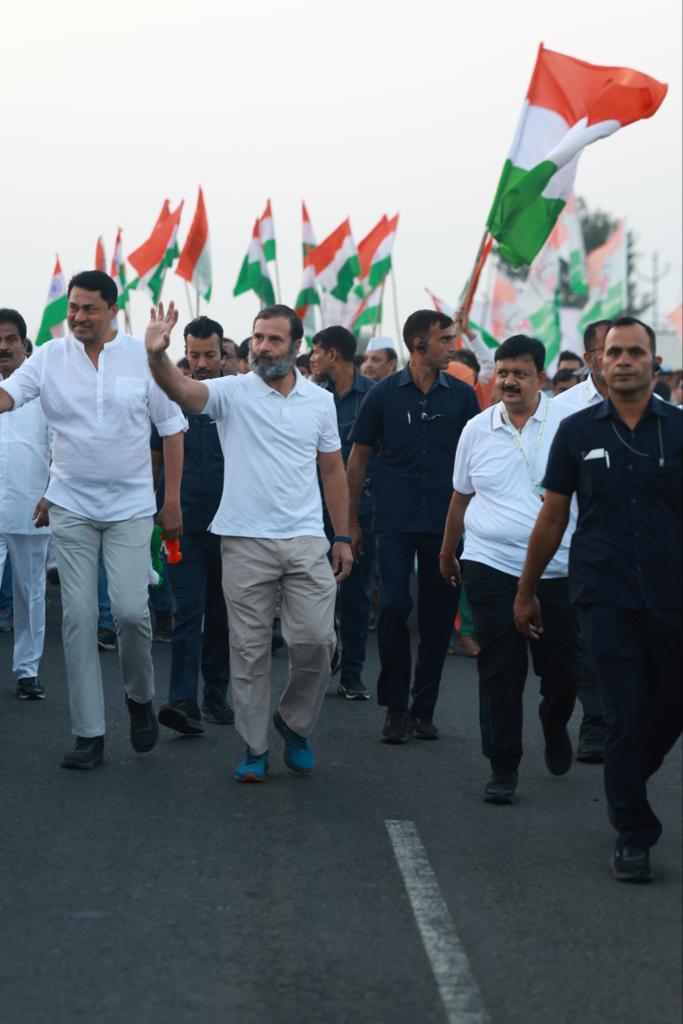 ShahrukhTak5's tweet photo. हर गुजरते दिन के साथ #BharatJodoYatra के प्रति लोगों का प्यार बढ़ता जा रहा है।

ये प्यार इसलिए है, क्योंकि उन्हें उम्मीद है कि ये यात्रा देश से नफ़रत को खत्म करेगी, जनता के मुद्दों को मुख्यधारा में लाएगी और हम भी लगे हुए हैं- लोगों की उम्मीदें पूरी करने के लिए। https://t.co/Vw5oUDk2d3