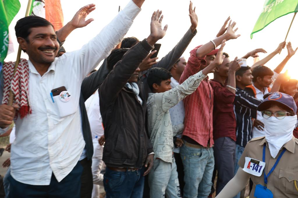ShahrukhTak5's tweet photo. हर गुजरते दिन के साथ #BharatJodoYatra के प्रति लोगों का प्यार बढ़ता जा रहा है।

ये प्यार इसलिए है, क्योंकि उन्हें उम्मीद है कि ये यात्रा देश से नफ़रत को खत्म करेगी, जनता के मुद्दों को मुख्यधारा में लाएगी और हम भी लगे हुए हैं- लोगों की उम्मीदें पूरी करने के लिए। https://t.co/Vw5oUDk2d3