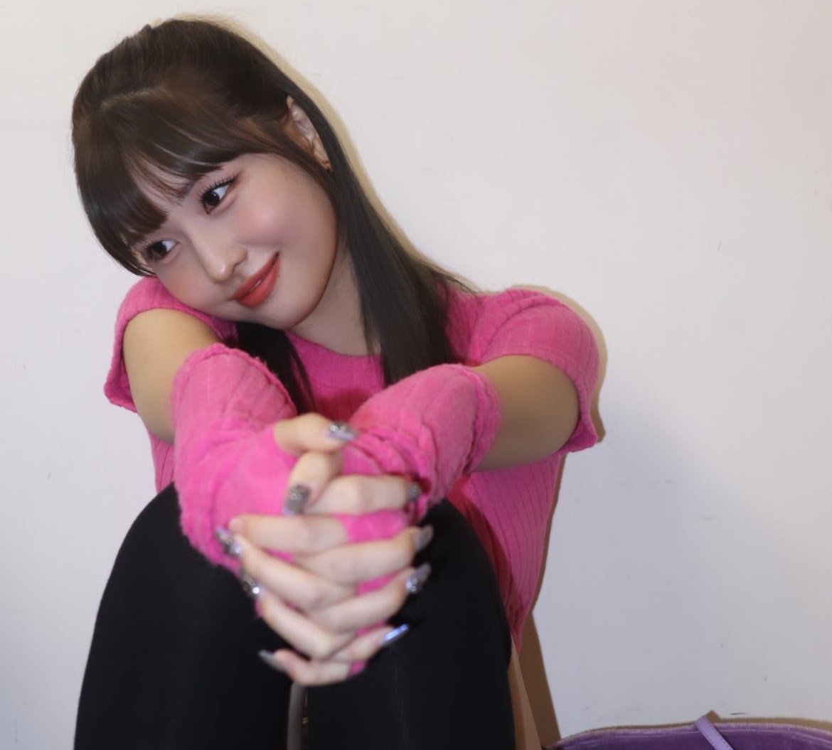 tz_twqz's tweet photo. Happy birthday Momo! ♡
Te amo mucho hermosa, eres muy especial para mí, gracias por ser parte de TWICE, gracias por todo ♡ 
Te amo 💕
#모모에게_더_빠져들어_푹
#모모가_우리의_행복이지모
#Stuck_with_MOMO
#HappyMOMODay #MOMO #TWICE https://t.co/cSl6maGBsD