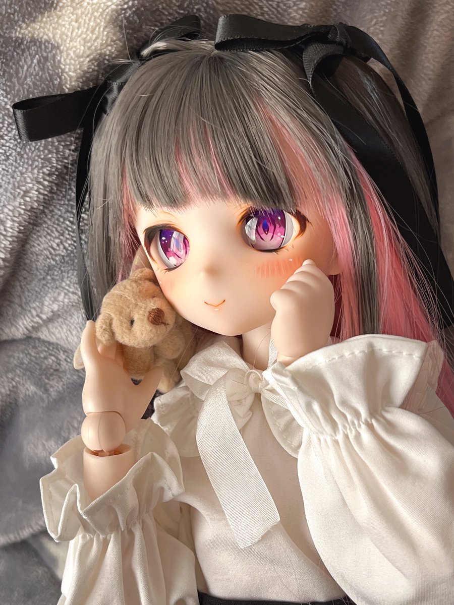 DollKonas's tweet photo. もちこさん(@mochi_doll )とまたまた素敵なご縁を頂きまして、可愛い可愛い28番ちゃんをお迎えしました！
名前は【朱花/しゅか】ちゃんです(*ᴗˬᴗ)

もう可愛すぎてアップしか撮ってないしデレデレしてる←
なでちゃんと共有なのではよボディ欲しい…！
 #もちっ子
 #insomnia_wig
 #しろうさ服 https://t.co/xciBDWYqiv