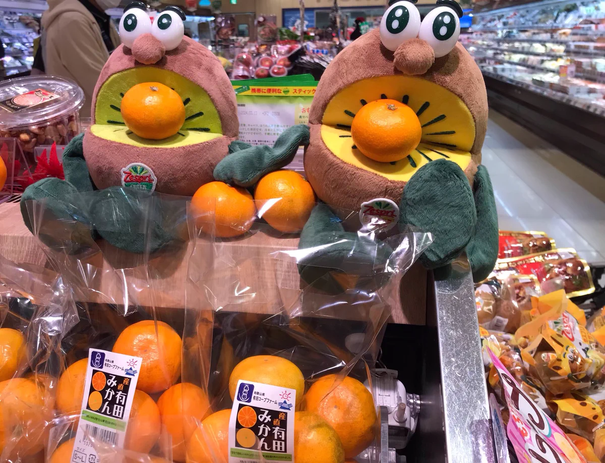キウイでお馴染みのあいつらが…！不本意ながらもみかんを売っていたww