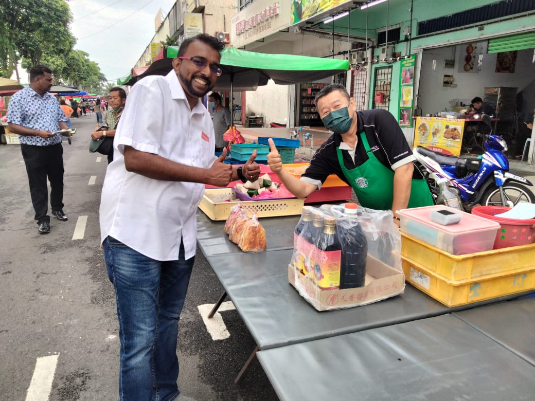 ManivananGowin's tweet photo. Program Membuat Roti Canai &amp; Char Koi
10 November 2022 | 7.30am | Pasar Pagi Teluk Bunut

#KitaBoleh
#AyuhMalaysia 
#Harapan
#ManivananGowin
#MaruahKualaLangat
#IniUsahaBersama https://t.co/35DifMZi1Y