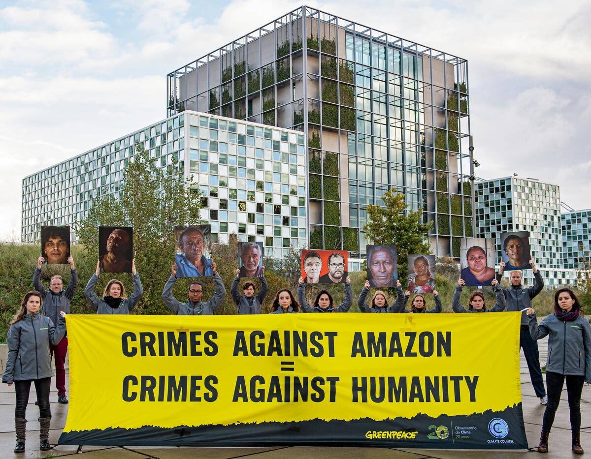 PauloBusse's tweet photo. Activists in front of ICC’s headquarters in The Hague yesterday morning. Beautiful! ⁦@CounselClimate⁩ @GreenpeaceBR⁩ ⁦⁦@obsclima⁩ https://t.co/puSojlaZSz