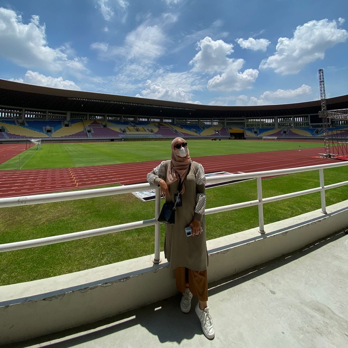 Udah lama banget ga pernah nonton bola, ga ngikutin pertandingan bola. Tapi setelah masuk stadion ini jadi ngebuat aku flashback saat aku aktif nonton bola.

Ada yang bisa tebak aku dimana?
