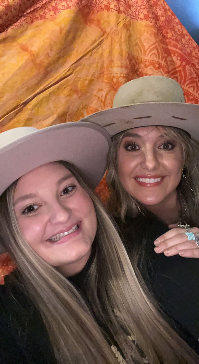 EmileeKayser's tweet photo. Ya no.. not many people can say they are besties with the newest female/new vocalist of the year… but I think I can ;) so dang proud of this girl. Most humble and genuine artist/ person I’ve met yet. You deserve these awards more than anyone♥️ @laineywilson @FastLainers https://t.co/VIQrYfNHKN