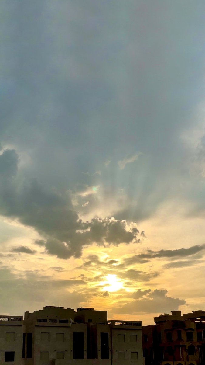 أتَرَوْنَ معي ما أراهُ الآنَ أمامي؟ أترَوْنَ الشّمسَ التي تختبئ خلفَ السُّحب المُتراكمة؟، هكذا أرى  الفَرَج الذي تحجبهُ آلامُ النّفسِ ودُموع القلب، هكذا أرى يدَ الخير لإمام الزّمان وتزاحُم العُسْر، كُلٌّ لهُ ميعادٌ وسيأتي.

- « إنّا غيرُ مُهملين لمُراعاتكم »، سلامٌ أنتَ #يامهدي.