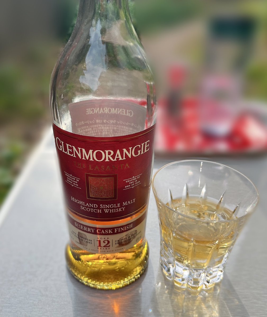 samy_amn's tweet photo. いい天気なので外で飲むのも気分が良いですね

#twlc #グレンモーレンジィ #ラサンタ #whisky https://t.co/55ij2YIiz2