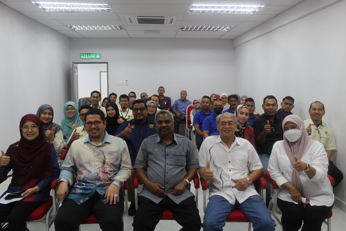 Majlis Penyerahan Projek Siap bagi Kerja - kerja  NaikTaraf, Ubahsuai &amp; Penyelenggaraan serta lain-lain kerja berkaitan di Pejabat Penerangan Daerah Dungun, Terengganu.
<a href="/JKRMalaysia/">JKR Malaysia</a> <a href="/JKRTerengganu/">JKR Terengganu</a>
<a href="/IrHjMdridzwan/">IrHjMdridzwan</a>
<a href="/HasliJKR/">Hasli Ibrahim (Ir. Dr.)</a>
<a href="/AlAzhar_JKR/">Al Azhar</a>
<a href="/noorulasliza/">Noorul Asliza Mat Jusoh</a> <a href="/MisRuhaila/">Mis Ruhaila</a>