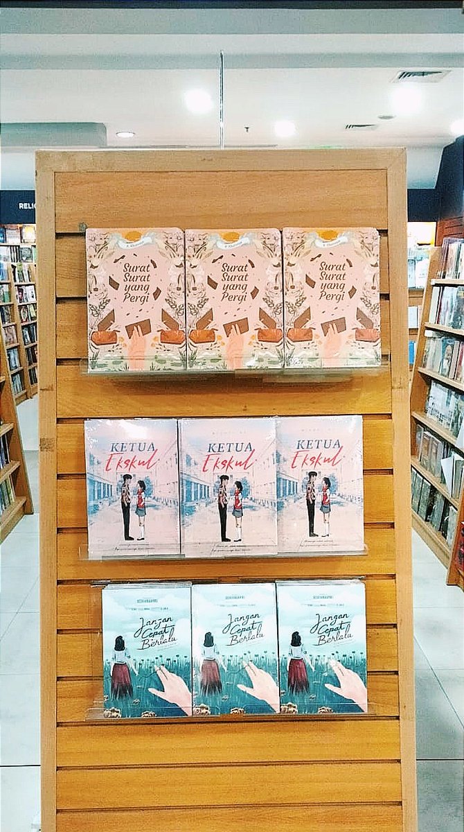 heretheunsaid's tweet photo. kabaaar gembira! surat-surat yang pergi sudah tersedia di gramedia pulau jawa dan sekitarnya ya! saat ini juga sedang dalam pendistribusian ke daerah lain. selamat bertemu loka dan biru di gramedia kesayangan kaliaaaan! 🤍 @Loveableous https://t.co/U4AudTNsWr