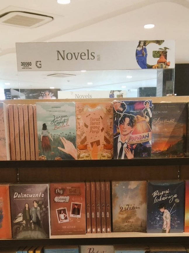 heretheunsaid's tweet photo. kabaaar gembira! surat-surat yang pergi sudah tersedia di gramedia pulau jawa dan sekitarnya ya! saat ini juga sedang dalam pendistribusian ke daerah lain. selamat bertemu loka dan biru di gramedia kesayangan kaliaaaan! 🤍 @Loveableous https://t.co/U4AudTNsWr
