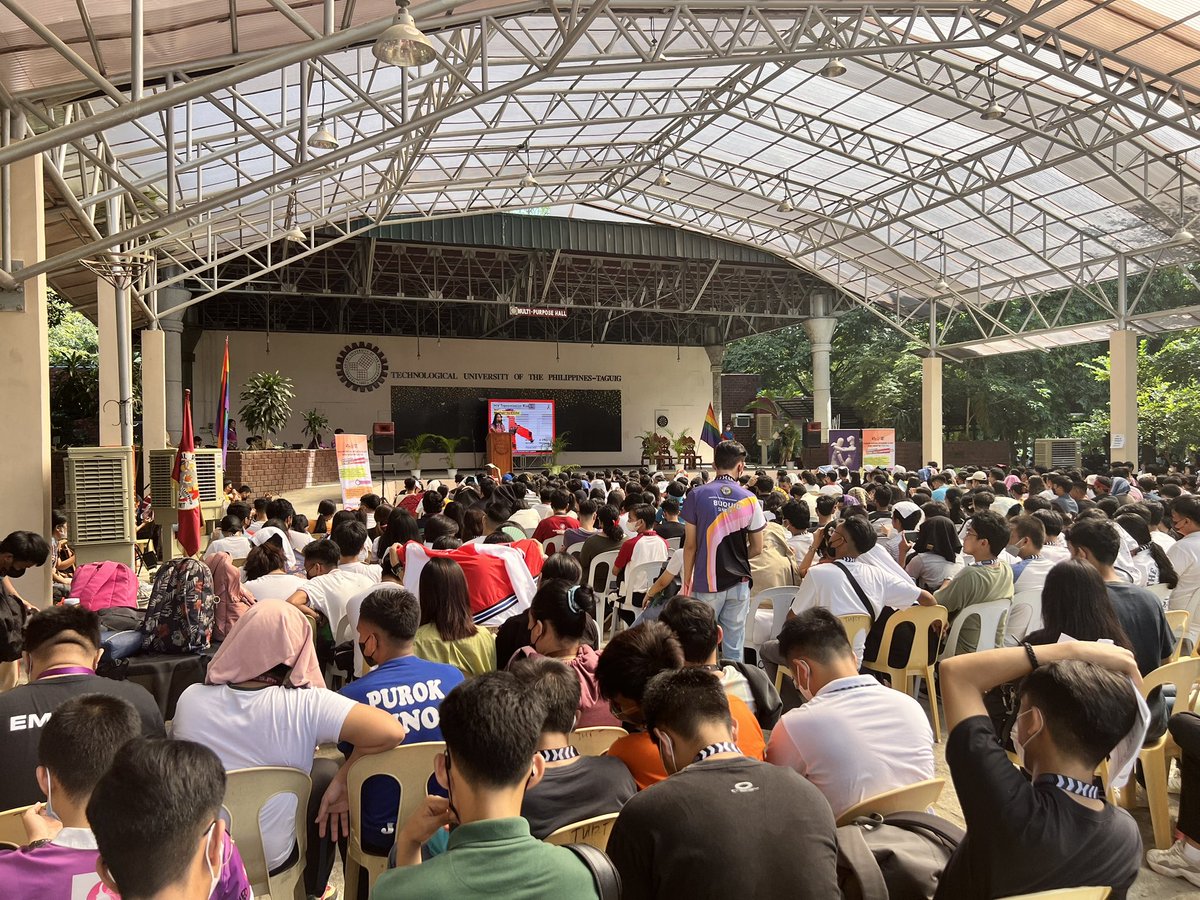 TheRedWhistle's tweet photo. Forda HIV testing ang ferson!
We're here at TUP-Taguig for #SCREWAIDS HIV Testing Caravan! In partnership with @IloveTaguig1 Social Hygiene Clinic and Rotary Club of Makati West and @DDB_Worldwide Philippines.
More than 500 university students are here to learn about HIV. https://t.co/kmEjtxq8Rs