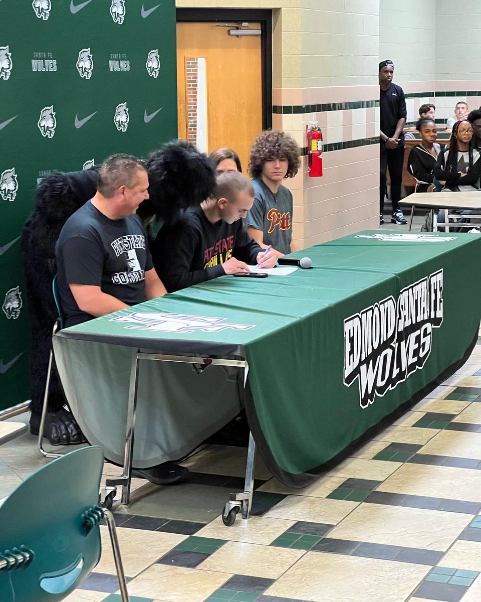 🚨It’s signing day!! Super Prep and OKC’S CBS Sports Radio 105.3 Signing Update: Edmond Santa Fe Foster Penhall ’23 has signed to run track at Pittsburg State University. <a href="/FosterPenhall/">føjø</a> <a href="/GorillasTrack/">Pitt State Track & Field</a> <a href="/SFWolvesAthl/">Santa Fe Wolves Athletics</a> <a href="/SFWolvesTF/">Santa Fe Track And Field</a>