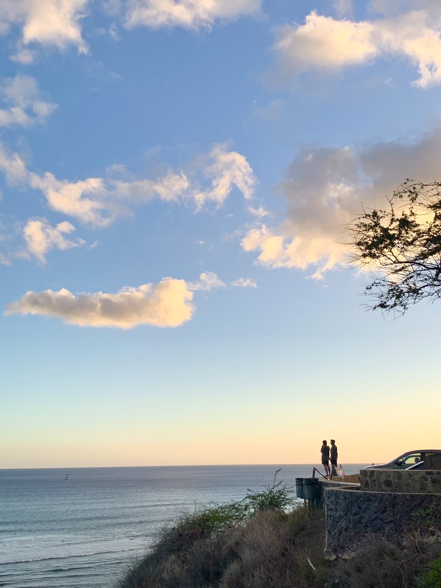 mimihawaiilife's tweet photo. 人間ってちっちゃいんだな〜と思わされる1枚📸🌏😌
#人生について考える #身動きできずに頭が働く #今までになかった時間 #思いが巡る #ハワイライフ #ハワイ生活 #ハワイ暮らし #アロハライフ #thinkingaboutlife #hawaiilife #hilife #oahulife #alohalife #luckywelivehawaii https://t.co/6P01PfqSTt
