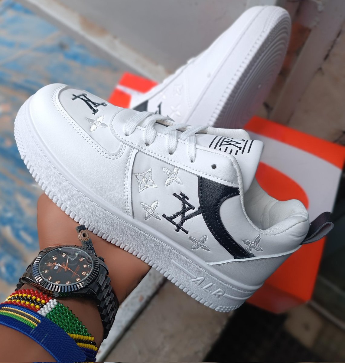 Give yourself a reason to dress up! Don't forget to pair your most stylish outfit with your favorite Snickers.

Get yourself  customized A1 at Kshs. 3500.00 only.

#JtubyCollections
#BuyWithUs