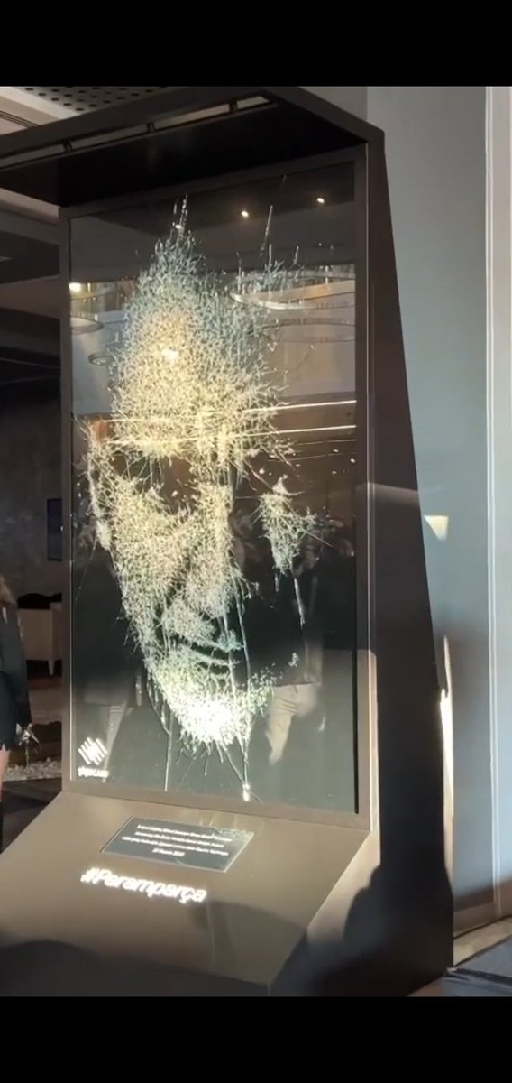 Atatürk, Türk'e aşk, insan sevgisi ve bilimin önderliğinde iman demektir.
Atatürk ölmedi yüreğimde yaşıyor...