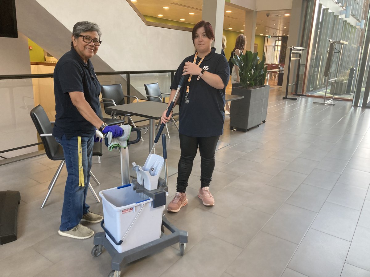 November is de maand van de #1000voorbeelden. Natuurlijk heeft ook de #Achterhoek mooie voorbeelden: wat bindt Marijke en Lotte die samen via 
<a href="/Asito/">Asito</a> bij <a href="/Gem_Winterswijk/">gemeente Winterswijk</a> schoonmaken? Lees het hier: bit.ly/3UnLWk0 
#banenafspraak #inspiratie #watbindtons