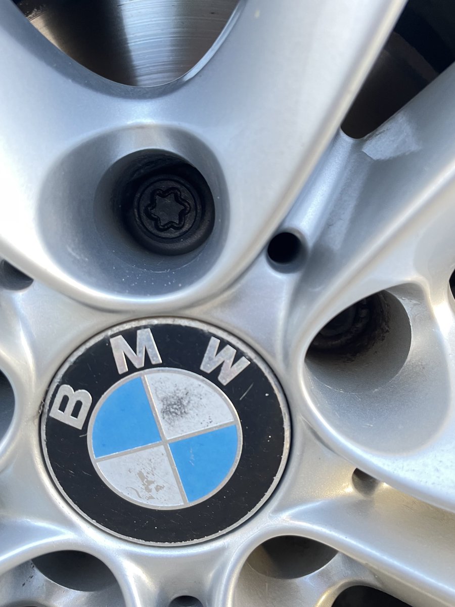 petertorstensen's tweet photo. Hej #twitterhjerne - Jeg mangler toppen til denne låsebolt på mine fælge. ⁦@BMW⁩ siger, den ikke er original. Euromaster var ikke til megen hjælp heller. Andre alternativer end at få den boret ud? https://t.co/xhHrA0nv7O