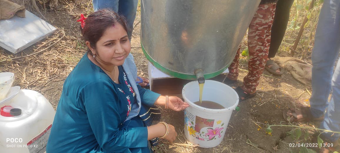 sfacindia's tweet photo. #Honeyfact #DYK #FPO #farmers extract honey from hives in centrifugal extractor, pack and sell? #pure #untouchedbyhand #nopesticide #rawhoney #superfood #sourceitright @AgriGoI @ShobhaBJP @KailashBaytu @nstomar @mygovindia https://t.co/gUBdeRLZub