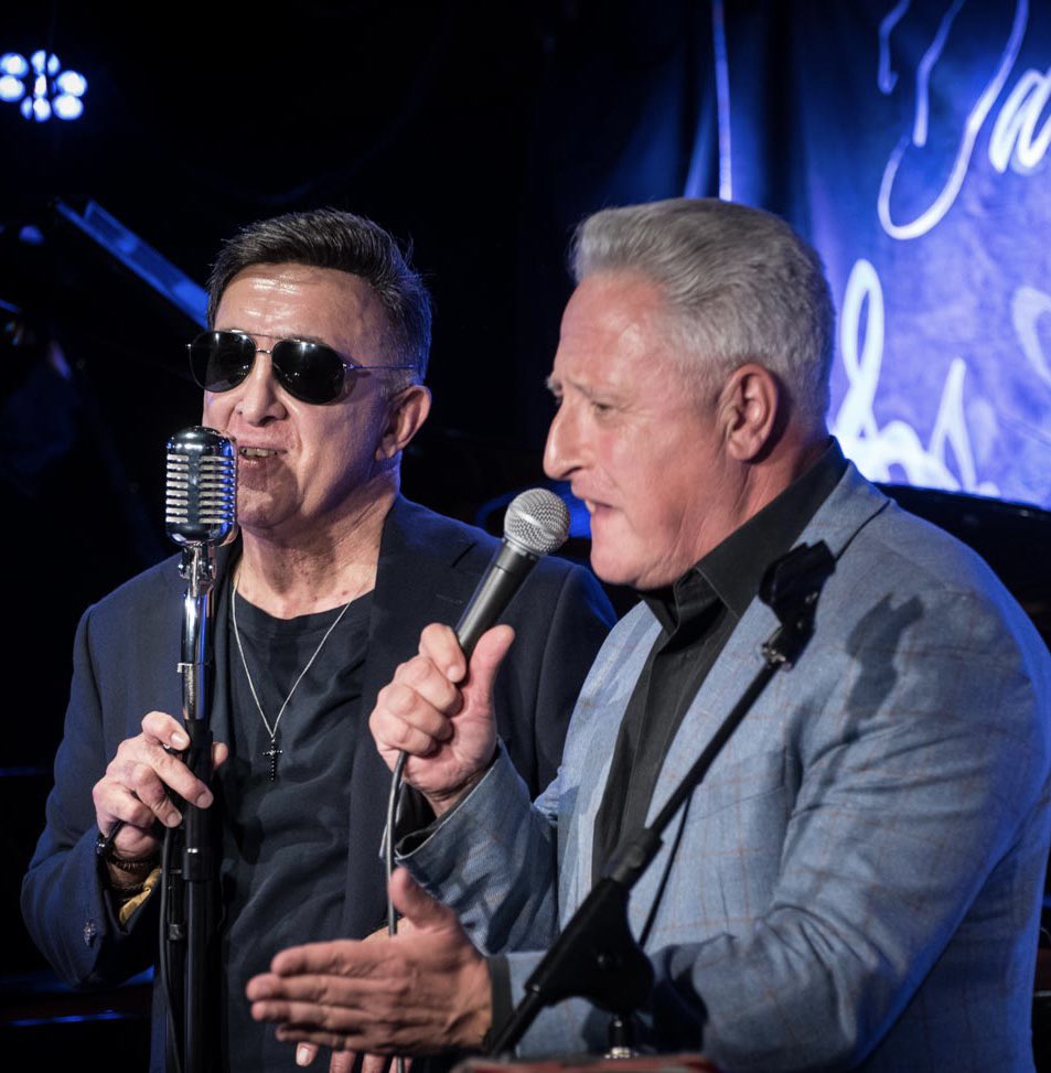 Stevens_Artist's tweet photo. What a swell party that was!!! Especially getting to do a few duets with one of my dearest friends The marvellous King of swing vocalist @Rgelato at my recent event launch held at Chelsea’s 606 Jazz Club #raygelato #davidstevensjazzartist #jazzmusic #jazz https://t.co/OgkoGEwq4Q