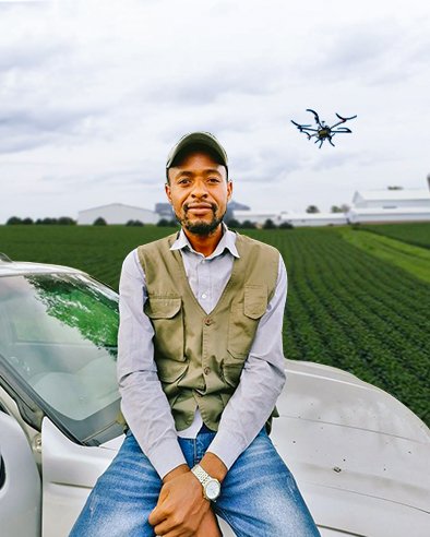 mapisaanesu's tweet image. Ndinonzi Anesu Mapisa ndinorima ndichishandisa michina yechi zvino yakaita sema drones. Mwedzi yapera isu ve @farmbuzz1 nevatoshanda navo @group_alley takawanirwa nyasha tikawana zi drone hombe rino spray 100ha + pazuva. Tidedzeiwo kuminda kwenyu tizofirita tiitewo mari please 🙏