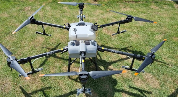 mapisaanesu's tweet image. Ndinonzi Anesu Mapisa ndinorima ndichishandisa michina yechi zvino yakaita sema drones. Mwedzi yapera isu ve @farmbuzz1 nevatoshanda navo @group_alley takawanirwa nyasha tikawana zi drone hombe rino spray 100ha + pazuva. Tidedzeiwo kuminda kwenyu tizofirita tiitewo mari please 🙏