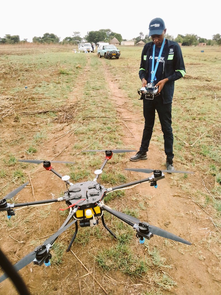 mapisaanesu's tweet image. Ndinonzi Anesu Mapisa ndinorima ndichishandisa michina yechi zvino yakaita sema drones. Mwedzi yapera isu ve @farmbuzz1 nevatoshanda navo @group_alley takawanirwa nyasha tikawana zi drone hombe rino spray 100ha + pazuva. Tidedzeiwo kuminda kwenyu tizofirita tiitewo mari please 🙏