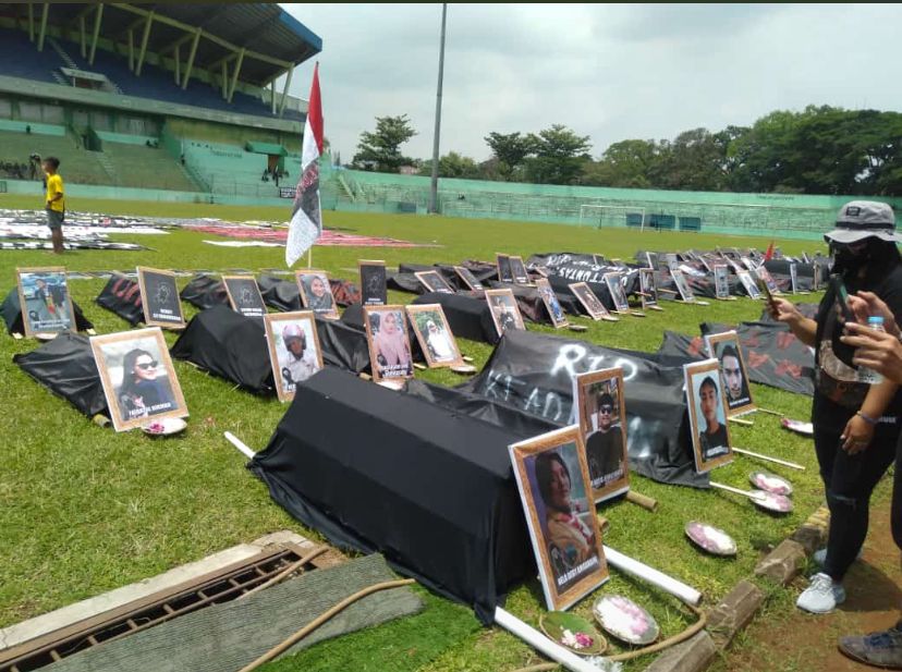Perjuangan ini ibarat lari marathon, perlu determinasi, daya tahan, dan pandai menjaga ritme apalagi menahan nafsu amarah! 

Jaga kawan, ingatkan kawan. 

SALAM SATU JIWA! 

#UsutTuntas