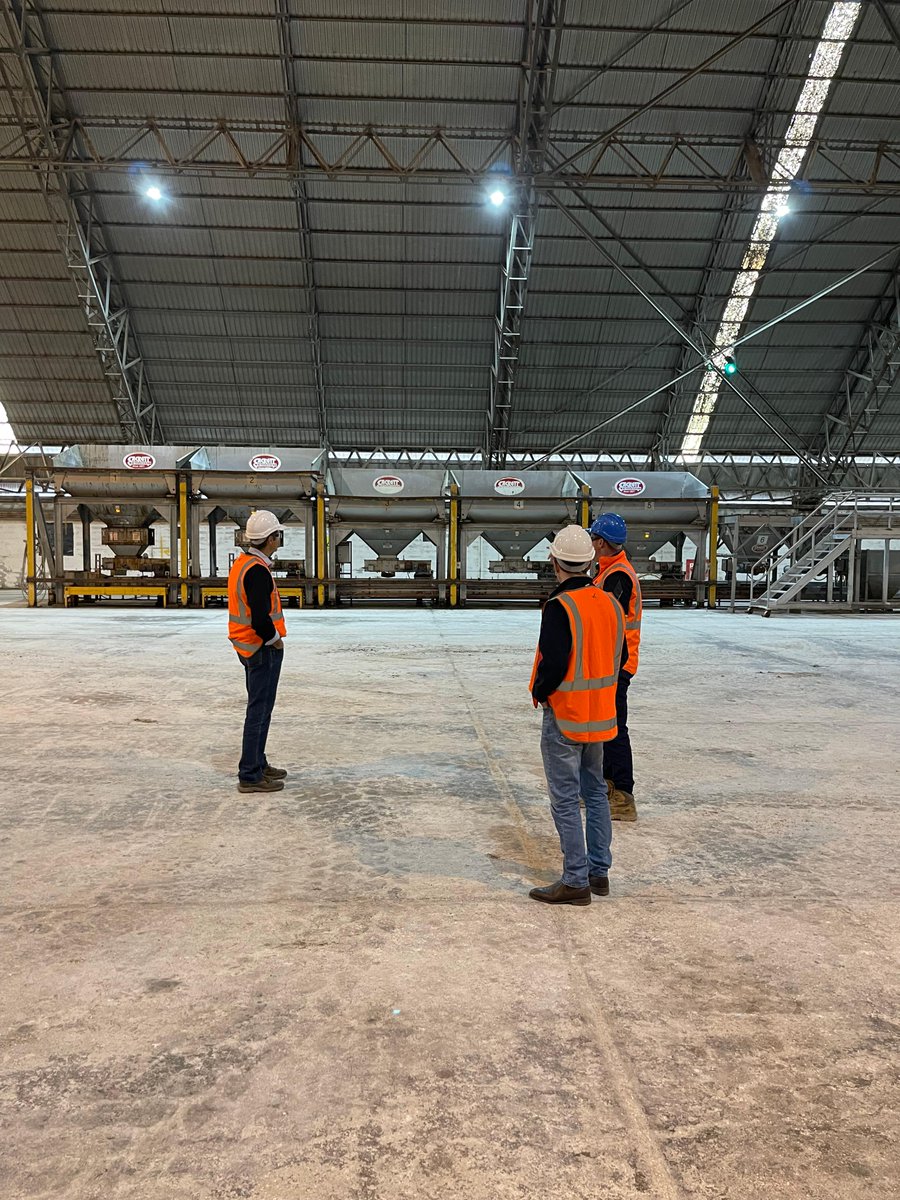 KochFertAust's tweet photo. Great to be able to give some of the @deltaagribus Branch Managers a tour of our fertiliser sheds run by @GrainCorp in Geelong, Vic. 
We have had excellent customer feedback on the quick and easy turnaround of picking up product from our Geelong sheds!

#KochFertiliserAustralia https://t.co/PM7iYSq2xM