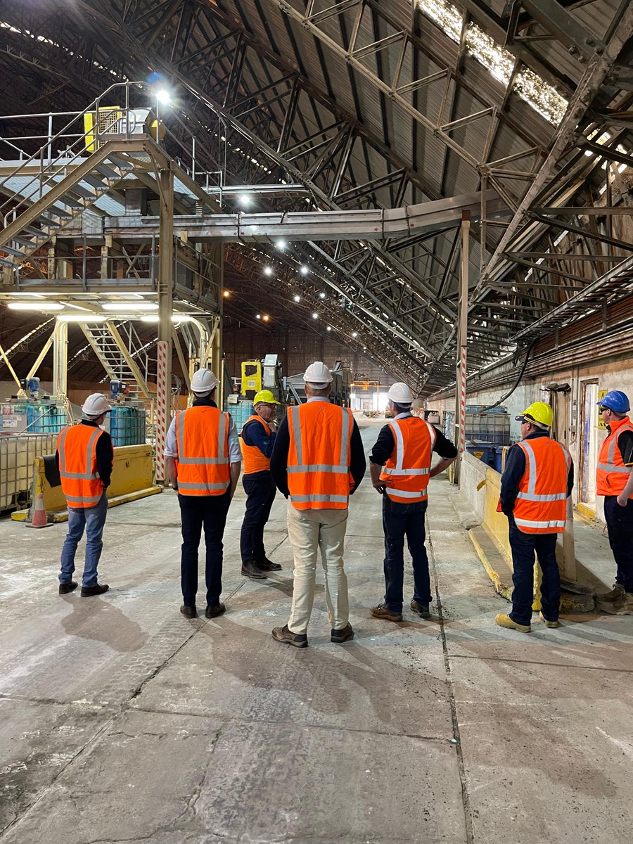 KochFertAust's tweet photo. Great to be able to give some of the @deltaagribus Branch Managers a tour of our fertiliser sheds run by @GrainCorp in Geelong, Vic. 
We have had excellent customer feedback on the quick and easy turnaround of picking up product from our Geelong sheds!

#KochFertiliserAustralia https://t.co/PM7iYSq2xM