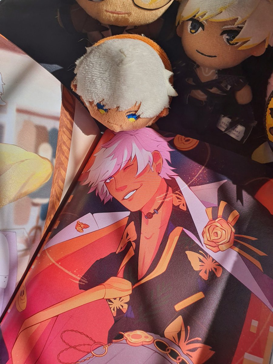 Moonartz123's tweet photo. MY COPY IS HEREEEEE!?!!?!?!?!? 😲😲😲
everyone drawings looks so good!!! I'll save the fanfics for later😤💖 

It was so fun doing the zine with everyone and making new friends🥺💖 thanks for having me @mammonzine https://t.co/FgyVoEuwmc
