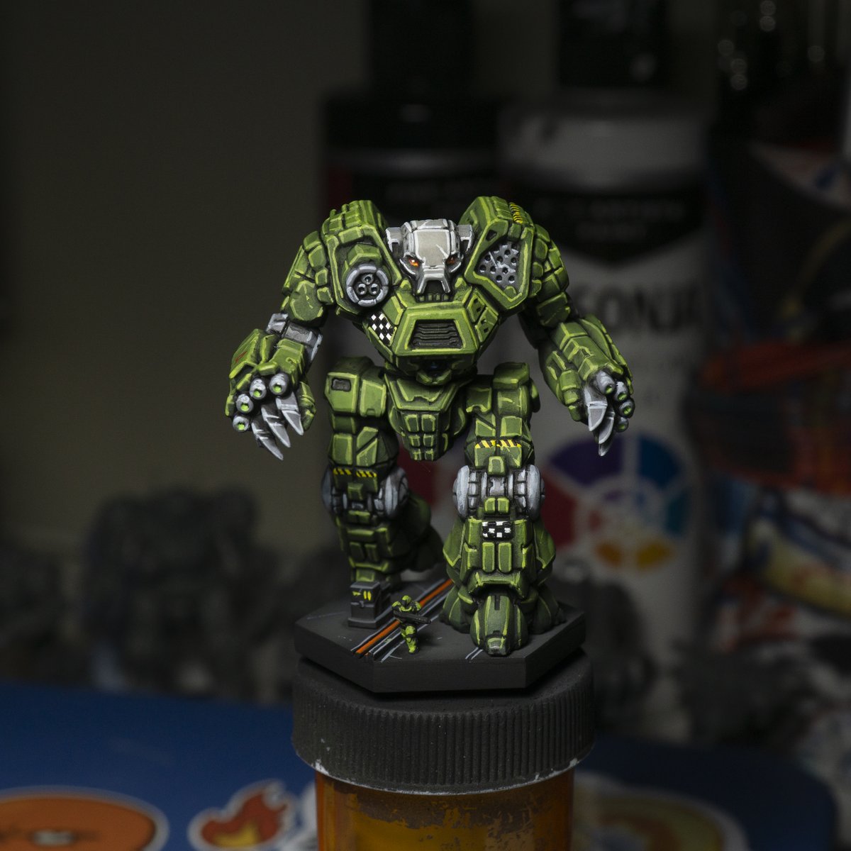 Painted a Kodiak today for my personal custom soviet themed faction I've been doing.

#battletech

#minipainting #miniaturepainting #battletechminiatures #minis #miniatures #scifi