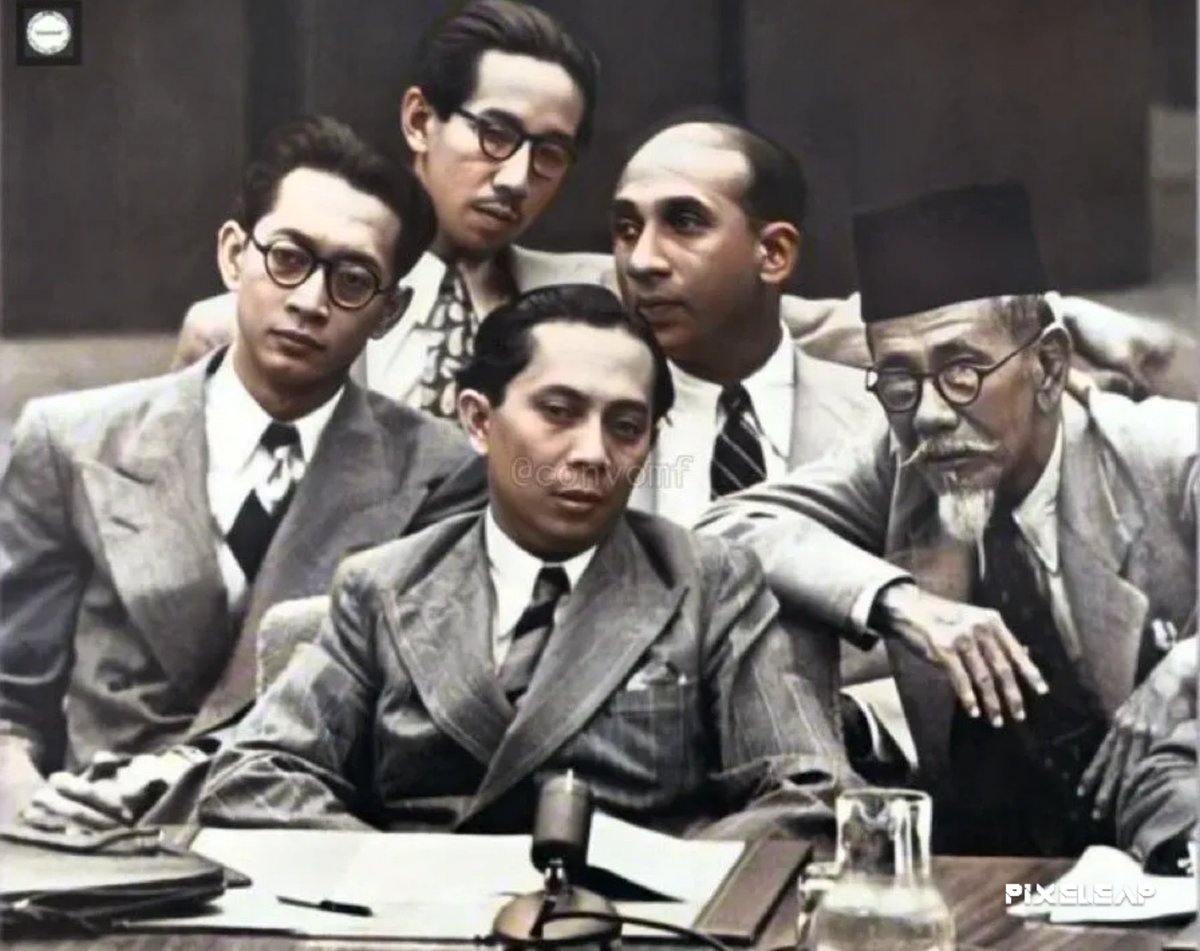 Diplomat ulung itu ahli menata kata.