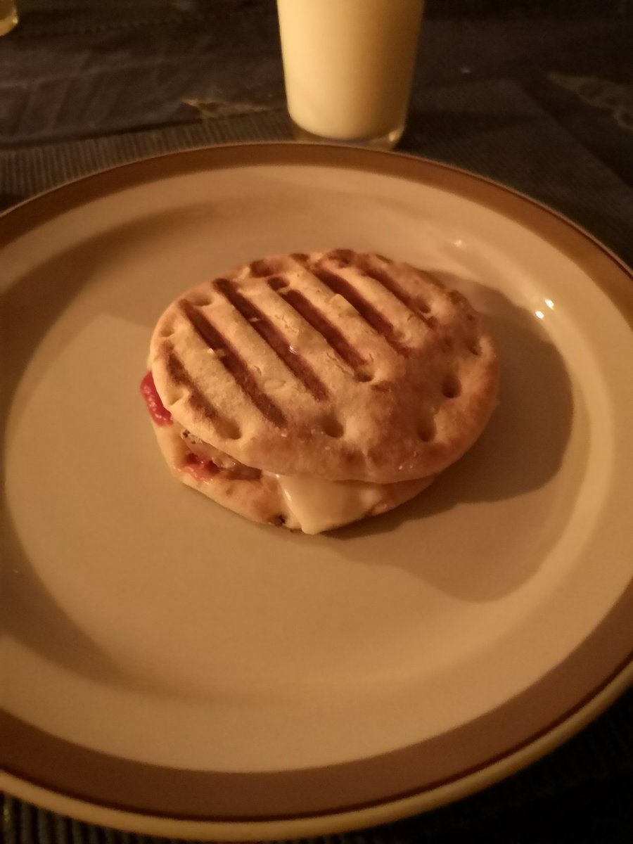 JuhaTenhonen's tweet photo. #äijäaamiainen #diy #täyslihahampurilainen #topiravintola'n #teikövei #porsaanulkofilepihvit #valio #arkigouda #grillattu #fazer #lemppari #perunamoniviljarieska #punalappusii #maire #maito #hetelmii #gefilusmehu https://t.co/XUDh87H6t4