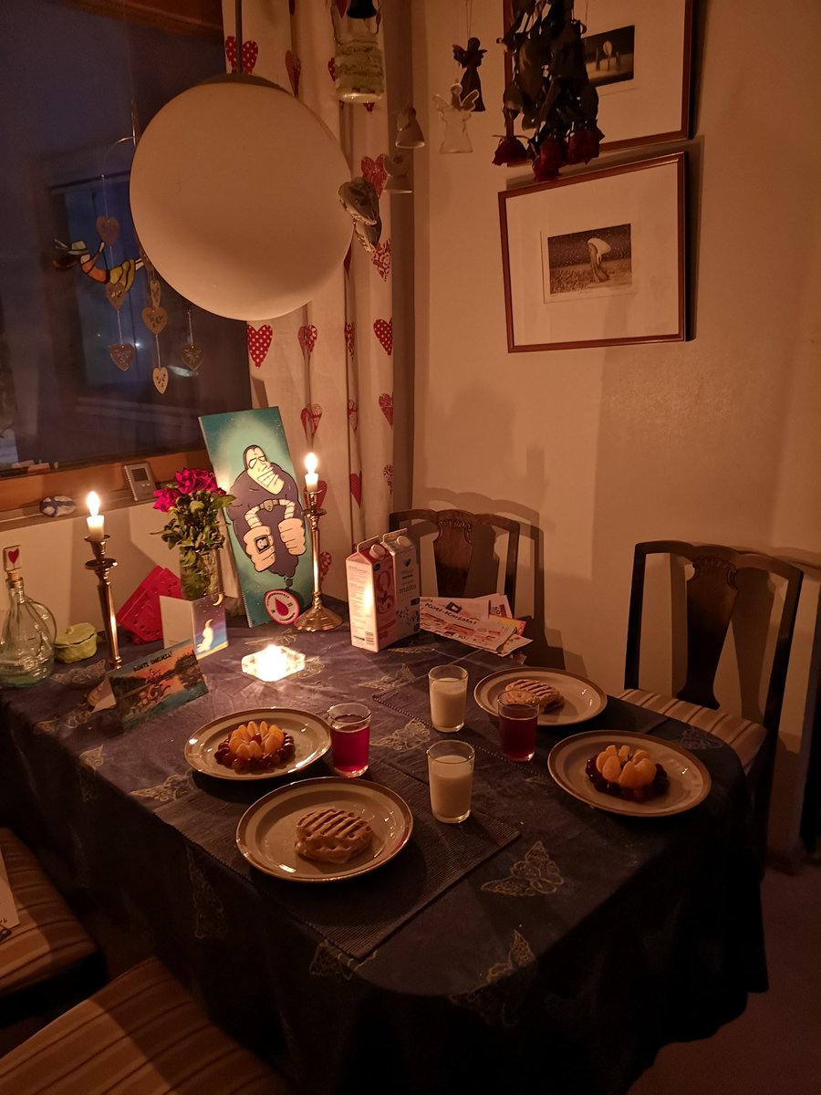 JuhaTenhonen's tweet photo. #äijäaamiainen #diy #täyslihahampurilainen #topiravintola'n #teikövei #porsaanulkofilepihvit #valio #arkigouda #grillattu #fazer #lemppari #perunamoniviljarieska #punalappusii #maire #maito #hetelmii #gefilusmehu https://t.co/XUDh87H6t4