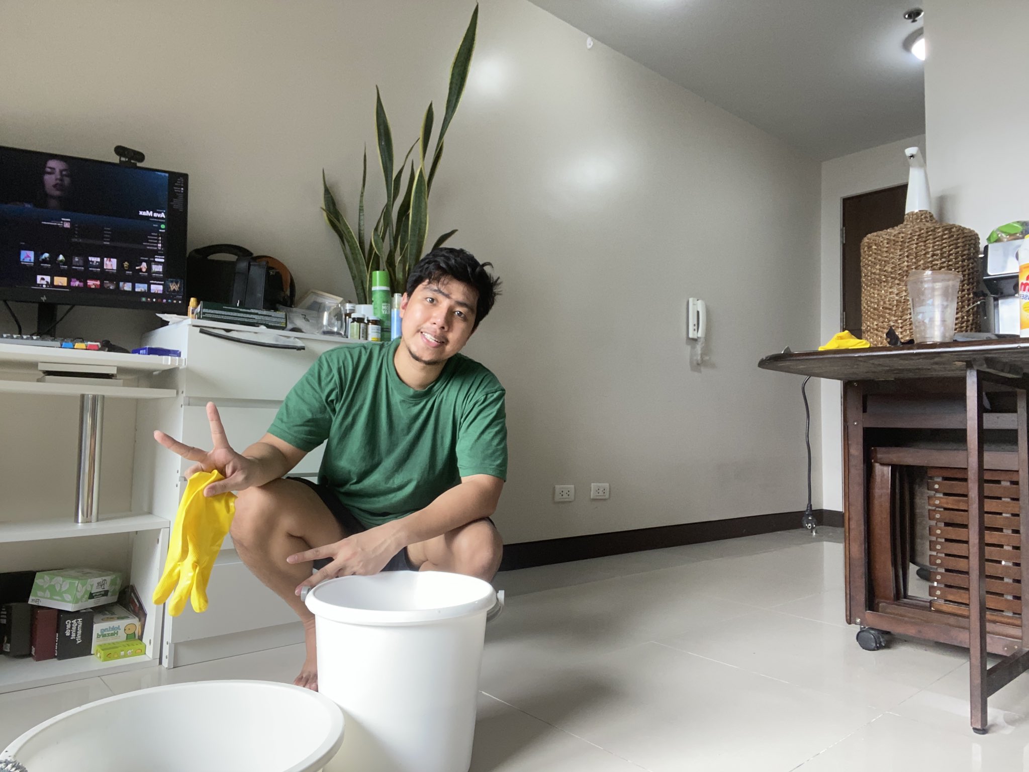 KAR VIC on Twitter: "Disinfecting ng condo para “can host” na ulet. Chr