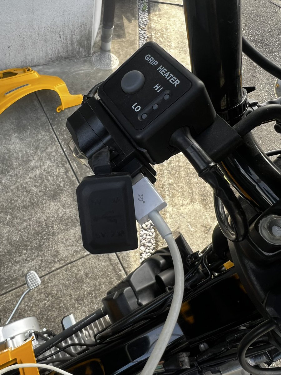 dicek41577778's tweet photo. D-unitとUSB電源とZから取り外したEDR-21Gを取り付けた。シート下がパンパン!!#クロスカブ110 #D_unit #ミツバサンコーワ https://t.co/kYebsZni3c