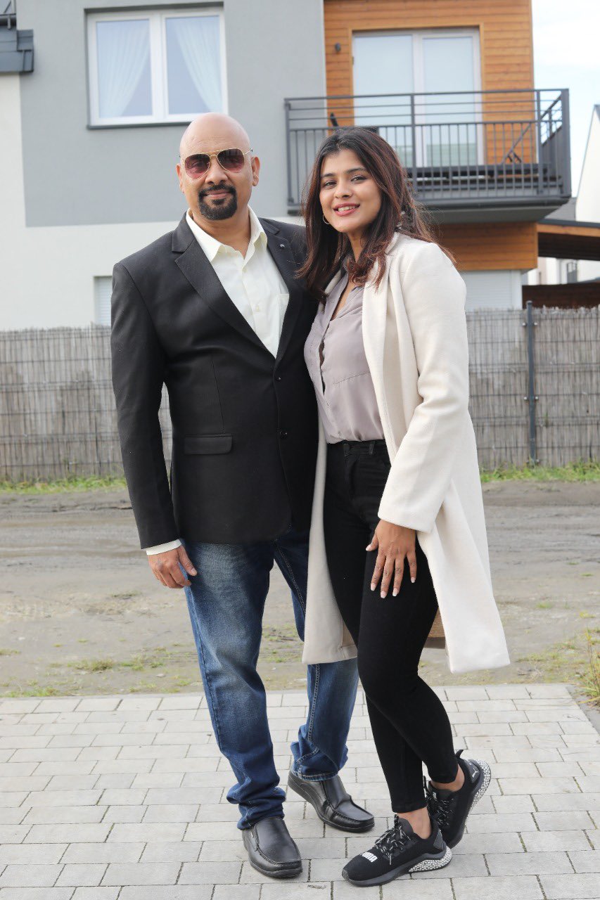 FhLjexxUAAAHRZ5?format=jpg&name=large