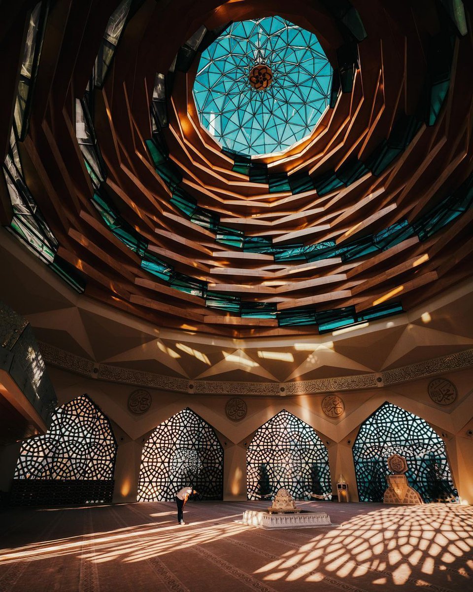イスタンブルのマルマラ大学神学部のモスクは、言葉では言い表せないほどの美しさです🕌 宇宙の根源的な要素である"回転"を表現した建築で、イスタンブルを訪れた際は必見です✨ 📸 @zodyakuz