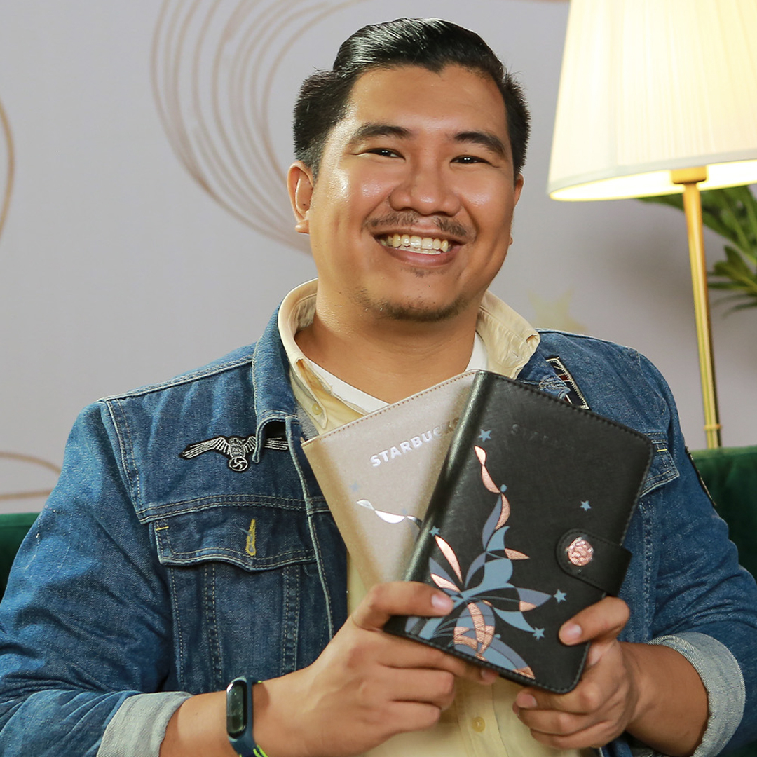 starbucksph's tweet photo. Fill your days with happiness. 🌟

Mark talks about how Starbucks has been a part of his daily routine. See full video here: https://t.co/Byy9vBzxXP

Visit https://t.co/xJrjnahm5A to learn more! #StarbucksTraditions #Fillitforward https://t.co/YAwyMvscGa