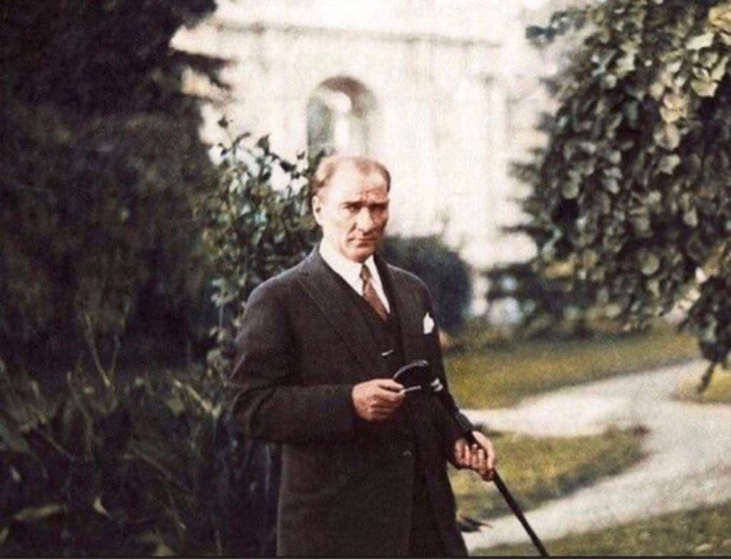 Yaşadığı yüzyılın dehası büyük önder Mustafa Kemal Atatürk’e, her 10 kasım daha da çoğalan minnet duygusuyla…