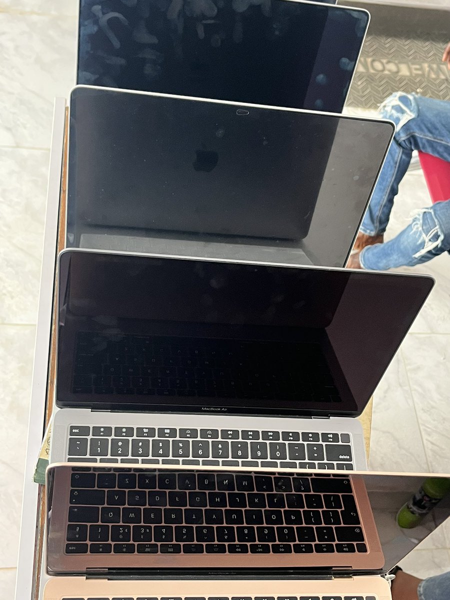 TeshGadgets's tweet photo. 2018 MacBook Air / 128gb ssd / 8gb Ram / core i5 — 330,000

2020 MacBook Air / 256gb ssd / 8gb Ram / core i3 — 410,000

2020 MacBook Air / 512gb ssd / 8gb Ram / core i5 — 450,000 https://t.co/4puBQrBL8M